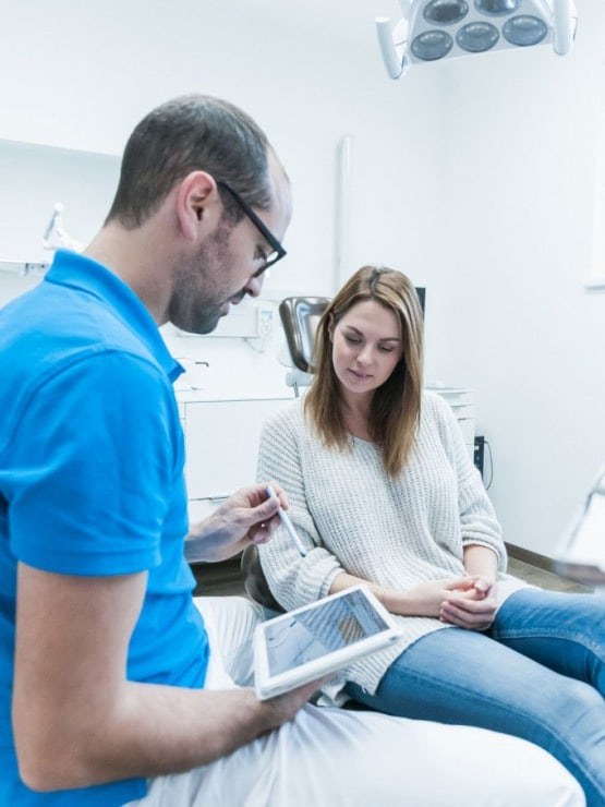 Dr. Umut Köklü im Beratungsgespräch mit einer Patientin